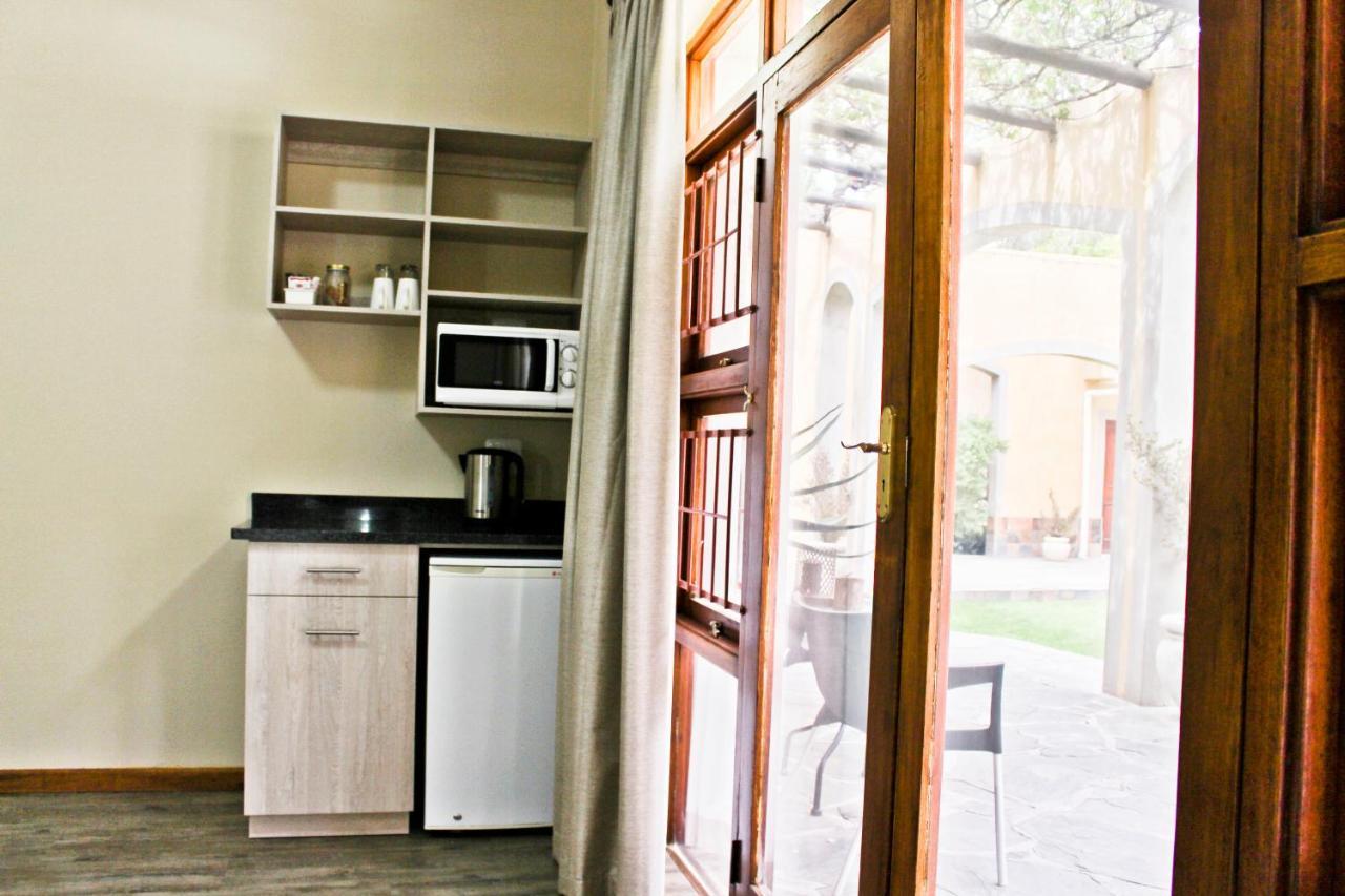 17 On Bird Guest House Beaufort West Exterior photo